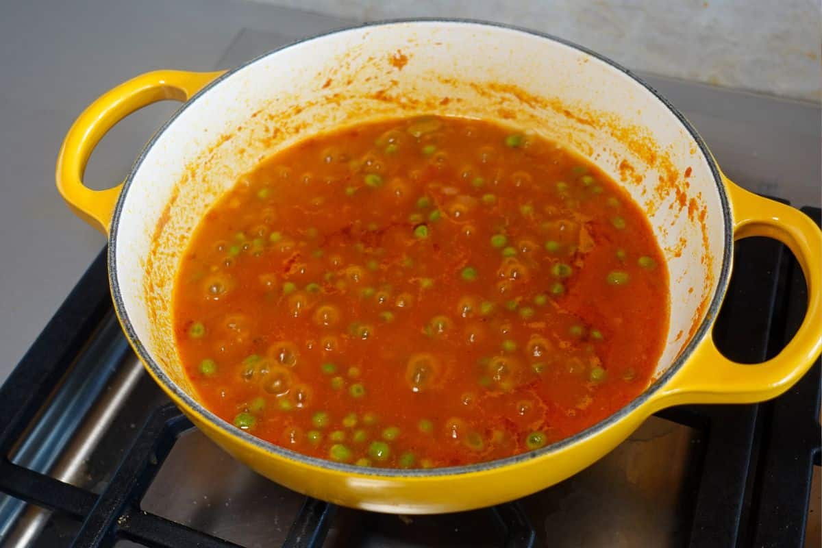 Water and peas mixture is boiling.