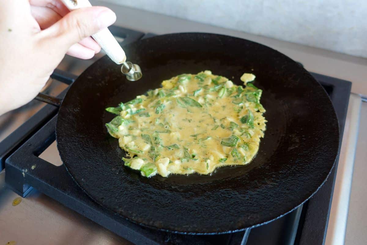 Drizzle a little oil around the besan batter.