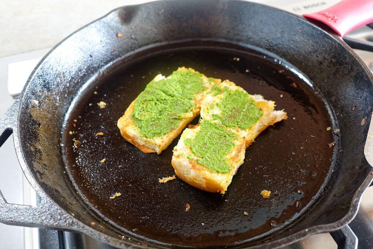 Spread green chutney on both sides of the buns.