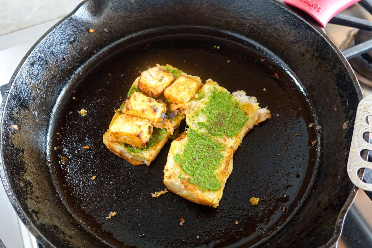 Top with paneer over chutney.